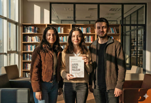 100 Kütüphaneye 100 Avrupa Birliği Projeleri Kitabı Hediye